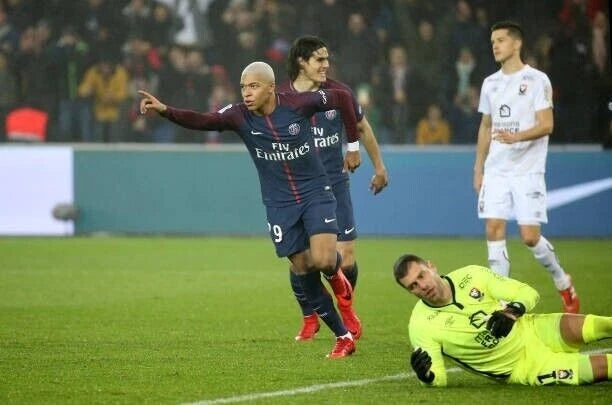 Kit / Flocage PSG 2017 2018 Mbappé 29 Home + Ooredoo