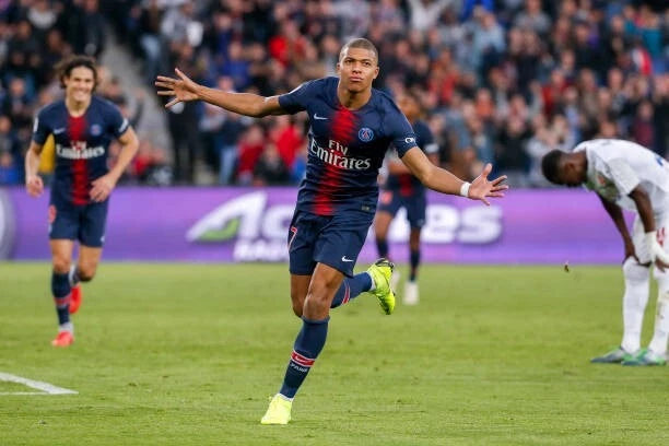 Kit / Flocage PSG 2018 2019 MBAPPE #7 Home + Sponsor Ooredoo
