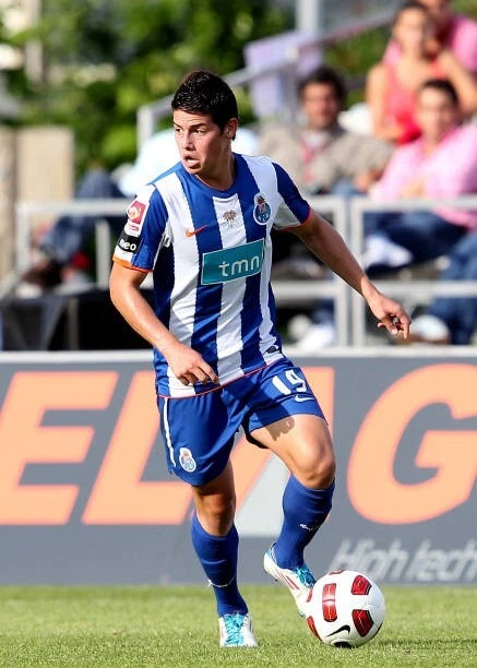 Kit / Flocage Fc Porto 2010 à 2012 JAMES #19 Home