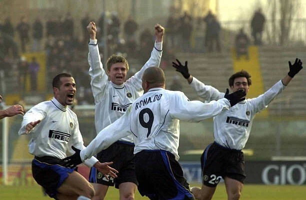 Kit / Flocage RONALDO #9 Inter Milan Away 2000 à 2002