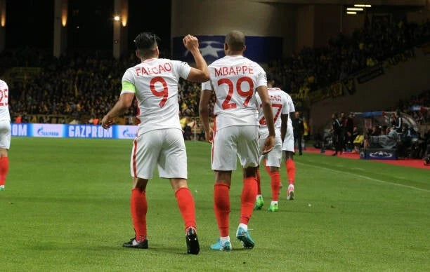Kit / Flocage Monaco / UCL / 2016-2017 Mbappé 29 Home