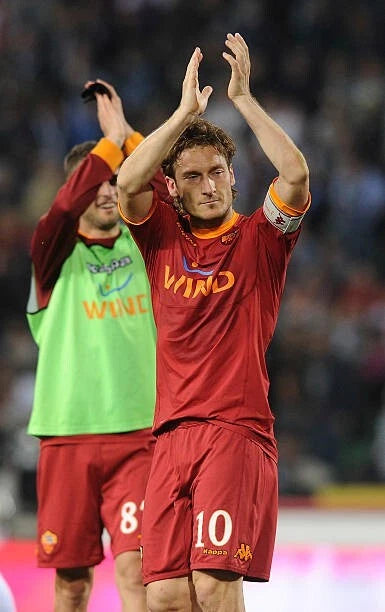 Kit / Flocage TOTTI #10 As Roma 2010 / 2011 Home