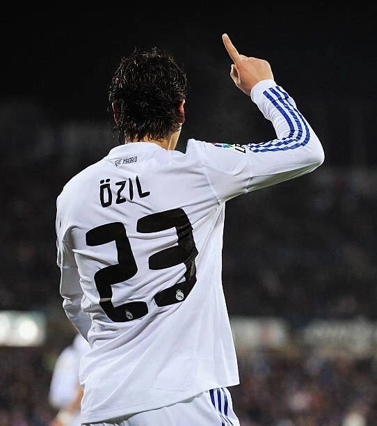 Kit / Flocage Real Madrid Home 2010 2011 OZIL #23