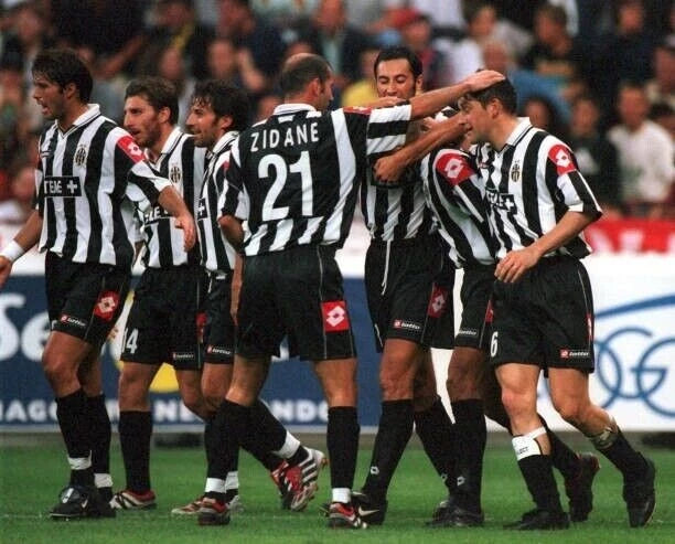 Kit / Flocage ZIDANE #21 Juventus 2000 / 2001 Home