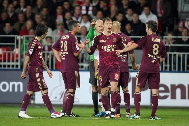 Kit / Flocage Lyon 2010 / 2011 Pjanic #8 Away