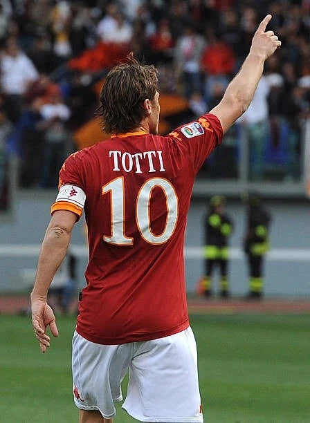 Kit / Flocage TOTTI #10 As Roma 2010 / 2011 Home